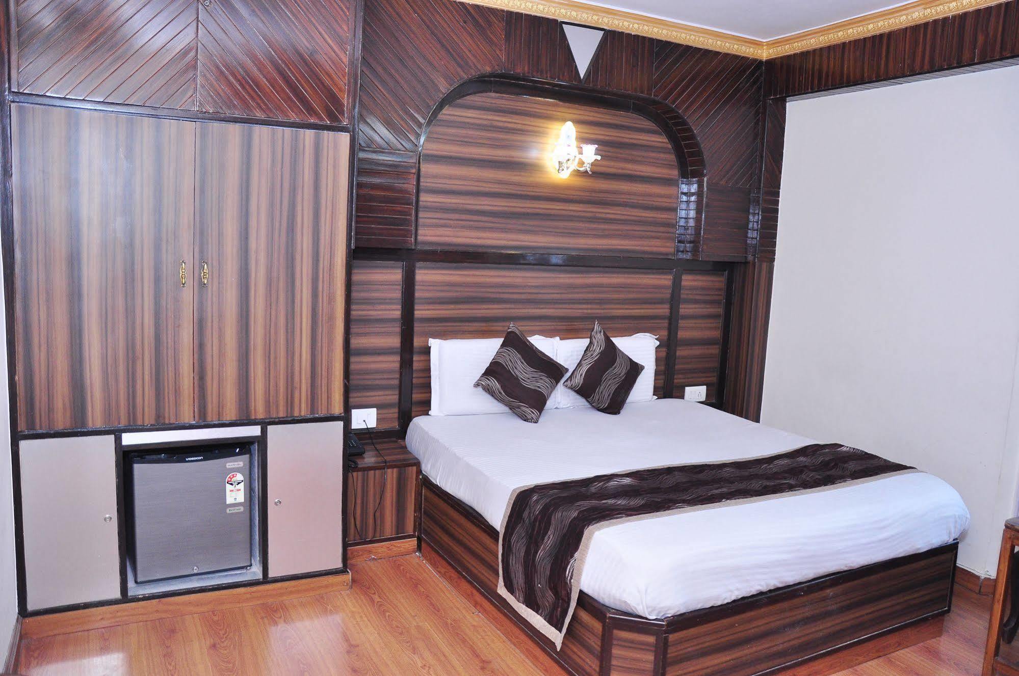 Hotel Sidharath Shimla Exteriör bild